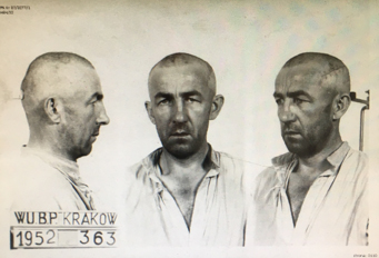 Zdjęcie przedstawia Józefa Zajdę w czasie aresztowania w 1952 r. 